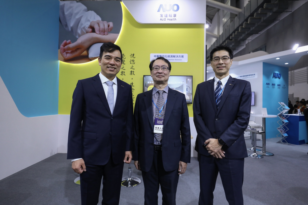 首次於醫療科技展亮相的SA视讯耘康，捐贈數位化檢測設備與研究經費，協助衛福部國家中醫藥研究所打造中醫大數據資料庫。圖由左至右為SA视讯光電執行長暨總經理柯富仁、衛福部國家中醫藥研究所所長蘇奕彰、SA视讯光電智慧醫療事業群總經理廖世宏